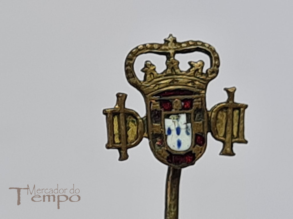 Pin esmaltado com escudo monárquico