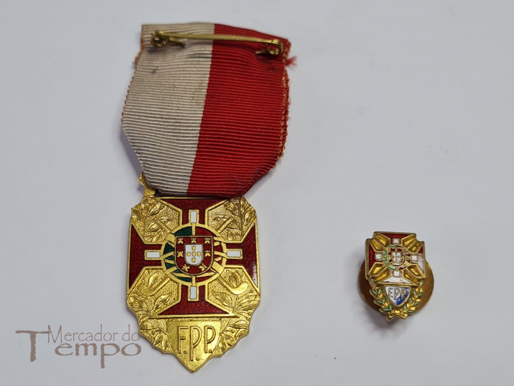 Medalha e Pin/Abotoadeira com esmaltes da Federação Portuguesa de Patinagem 1956