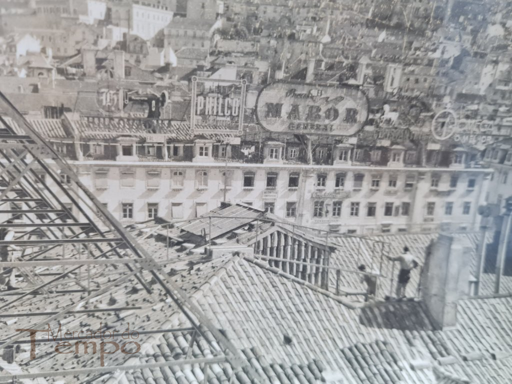 Fotografia antiga Teatro D.Maria II, reclame em telhados