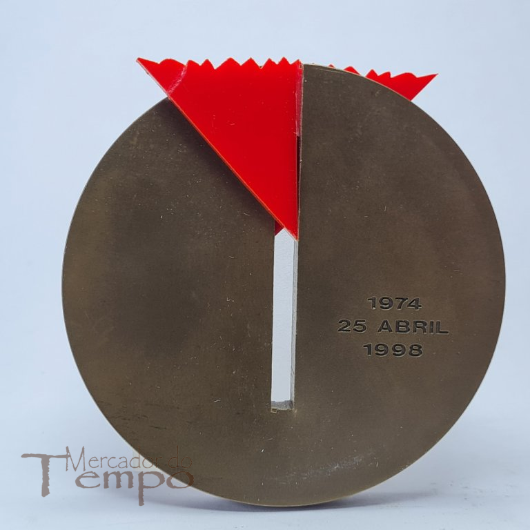 Medalha bronze 25 Abril acrilico vermelho, a imitar cravo 1998