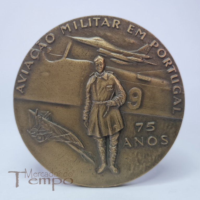 Medalha em bronze comemorativa dos 75 anos da Aviação Militar em Portugal