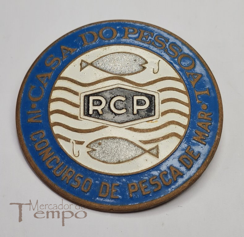 Crachá esmaltado RCP Rádio Clube Português Casa do Pessoal IV Concurso de Pesca