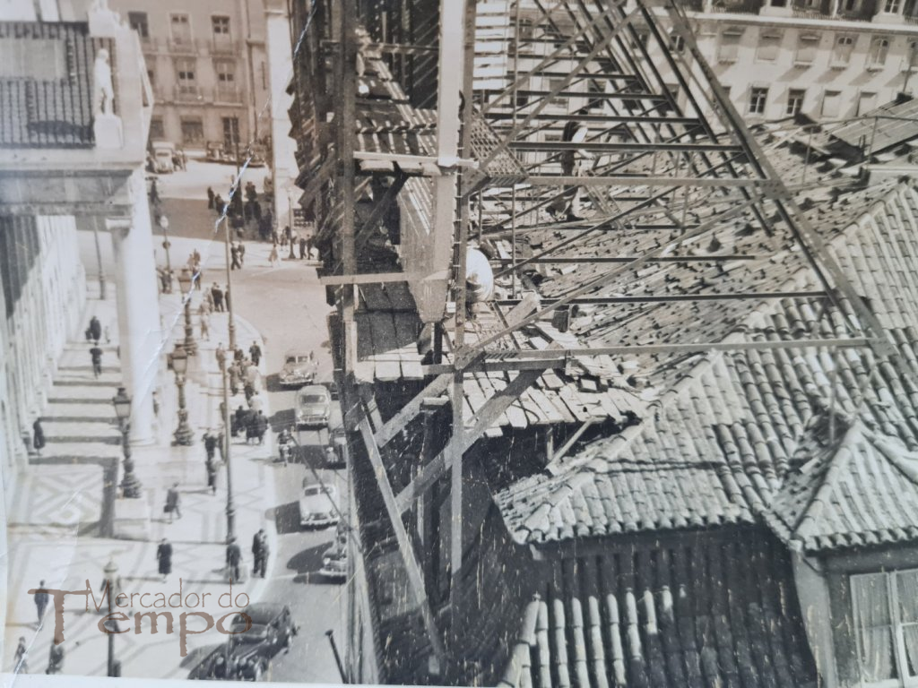 Fotografia antiga Teatro D.Maria II, reclame em telhados
