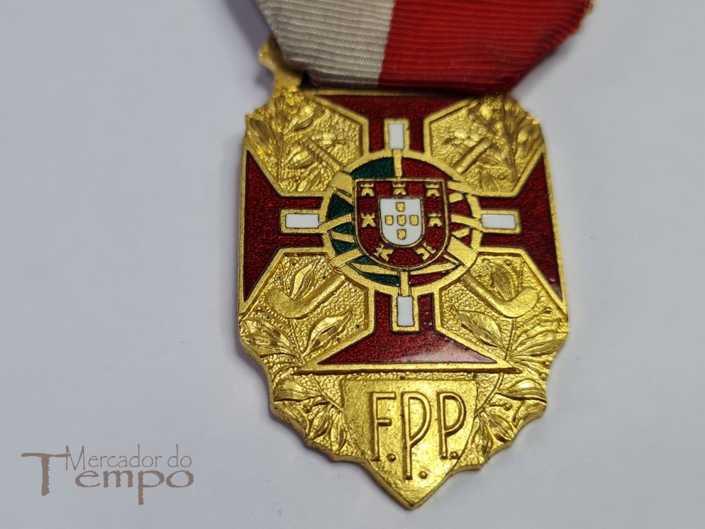 Medalha e Pin/Abotoadeira com esmaltes Federação Portuguesa Patinagem 1956