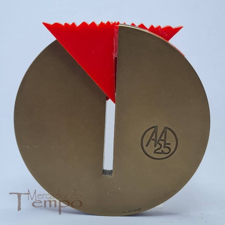 Medalha bronze 25 Abril acrilico vermelho, a imitar cravo 1998