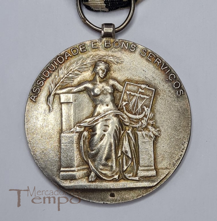 Medalha em prata de Assiduidade e Bons Serviços da Camara Muinicipal de Lisboa.