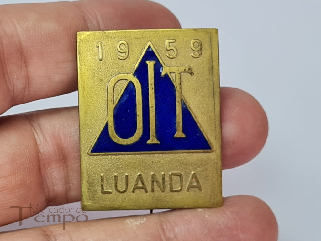 Crachá esmaltado O.I.T. ( Organização Internacional do Trabalho) Luanda 1959