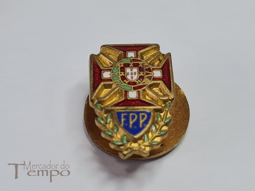 Medalha e Pin/Abotoadeira com esmaltes Federação Portuguesa Patinagem 1956