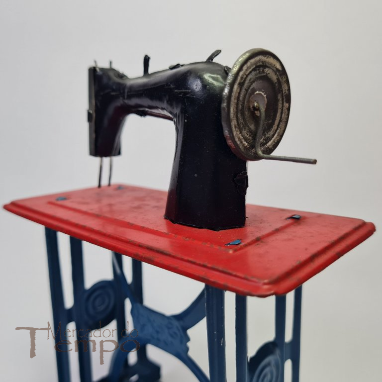 Brinquedo Português Máquina de Costura em folha/chapa anos 70