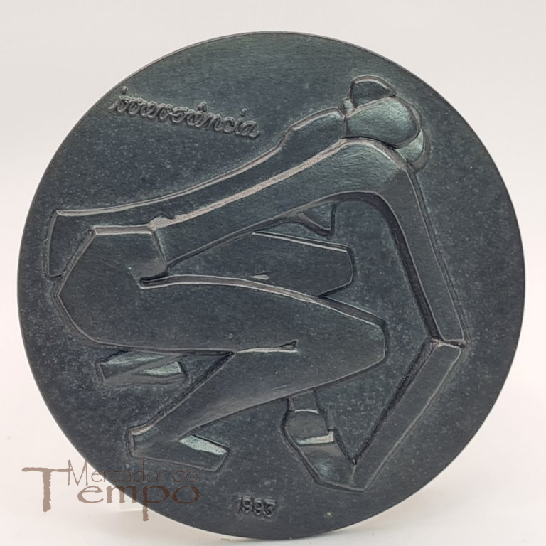 Medalha em bronze patinada de negro, Auto Retrato de Dorita de Castel Branco