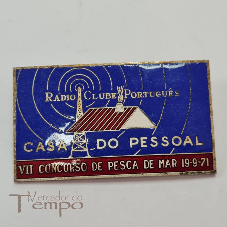 Crachá esmaltado, Rádio Clube Português, Casa do Pessoal, VII Concurso de Pesca de Mar, 1971