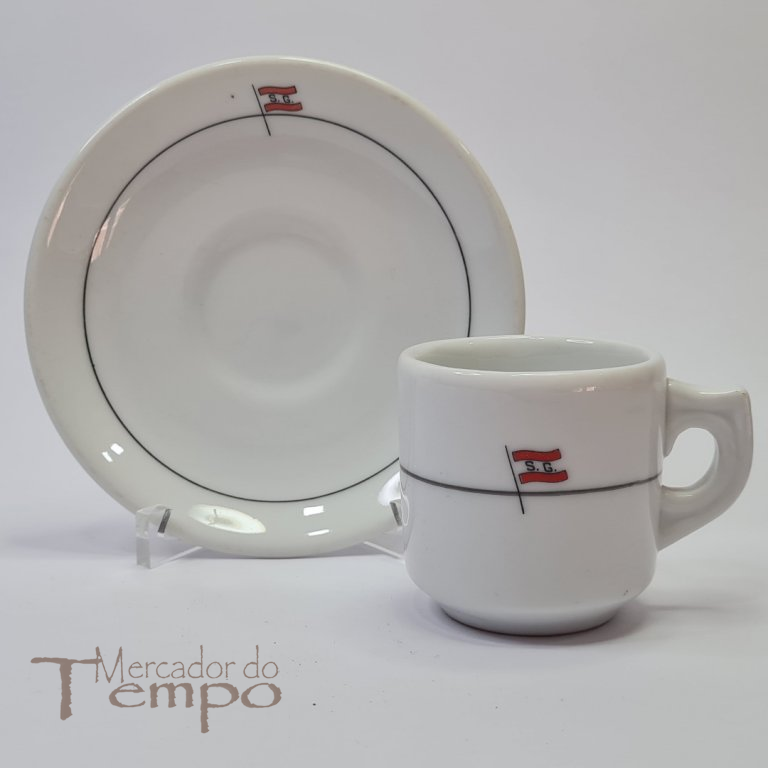 Chávena de café em porcelana da Vista Alegre, da S.G. (Sociedade Geral)