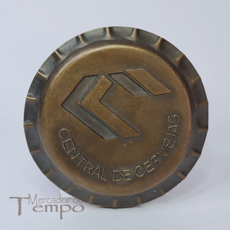 medalha em bronze com formato de carica, comemorativa da Central de Cervejas