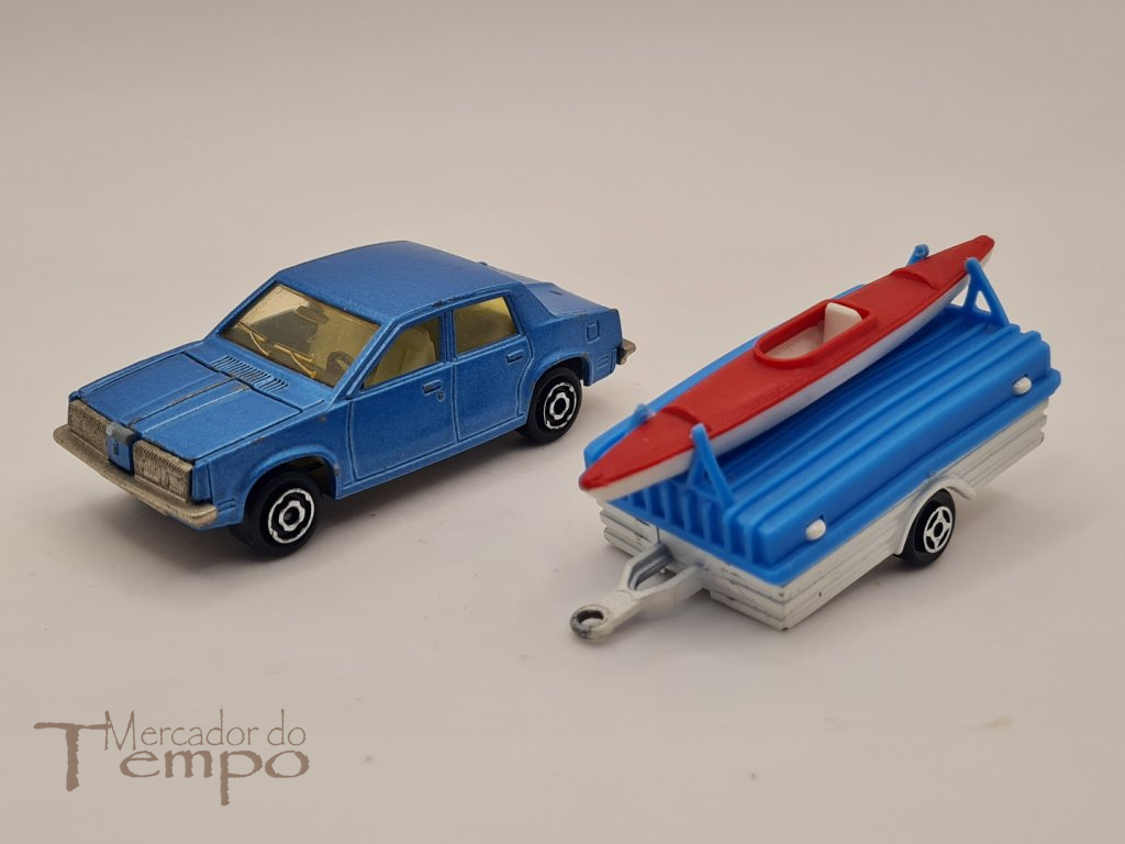 Miniatura Carro Oldsmobile + Atrelado com Caiaque Majorette #253