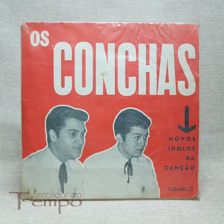  
Disco 45rpm Os Conchas – Novos ídolos da canção SLEM 2066, capa com sinais de uso, mas em bom estado, tem uma capa de plástico que me parece original deste disco, uma vez que não a consigo remover, pois reveste totalmente a capa por dentro e por fora, esta capa de plástico encontra-se com vincos. Disco em bom estado
