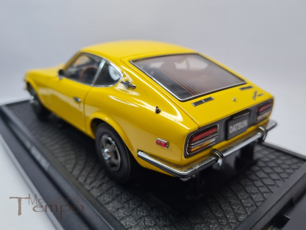 Miniatura 1/18 Kyosho Datsun 240-Z amarelo