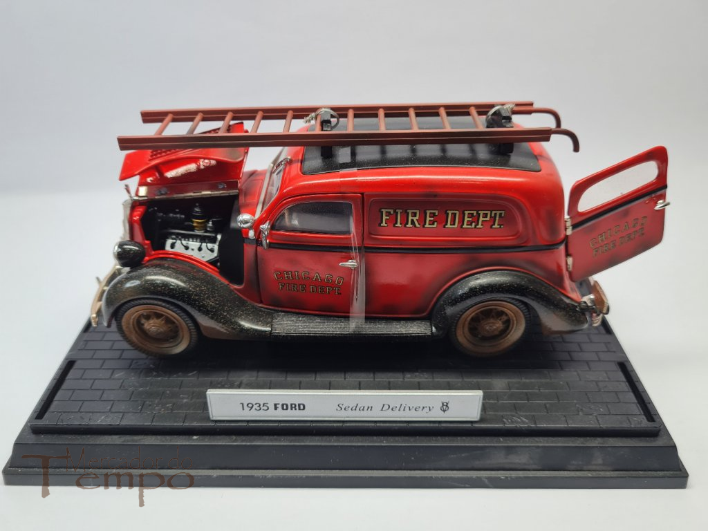 Miniatura 1/24 Schuco Ford Chicago Fire Department 1935 com caixa