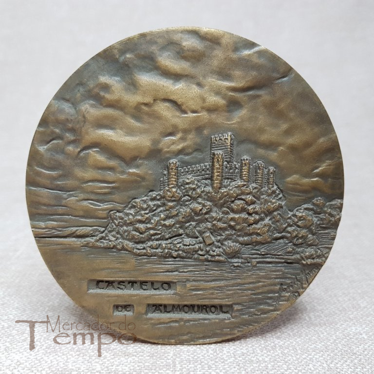 Medalha em bronze com o Castelo do Almourol. Assinada: José de Moura