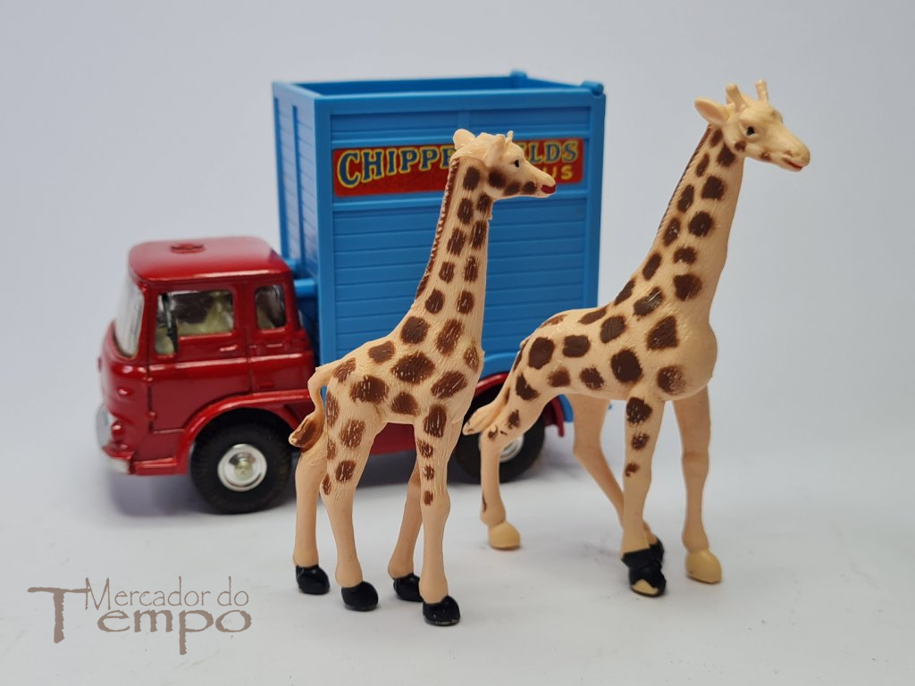 1/43 Corgi Toys Chipperfield's Circus Giraffe Transporter with Giraffes