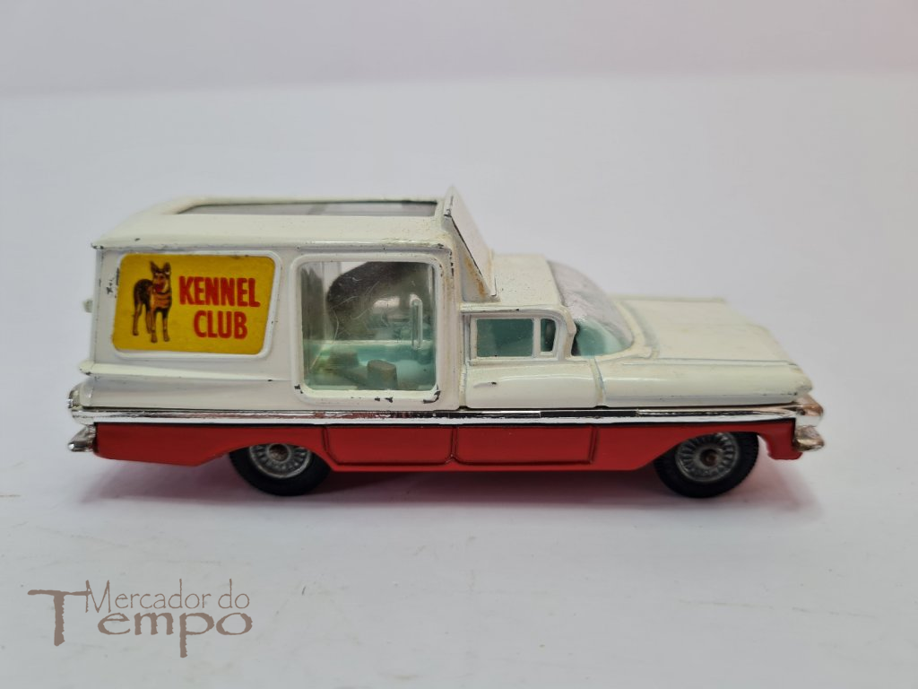 Miniatura Corgi Toys Chevrolet Impala Kennel Club 