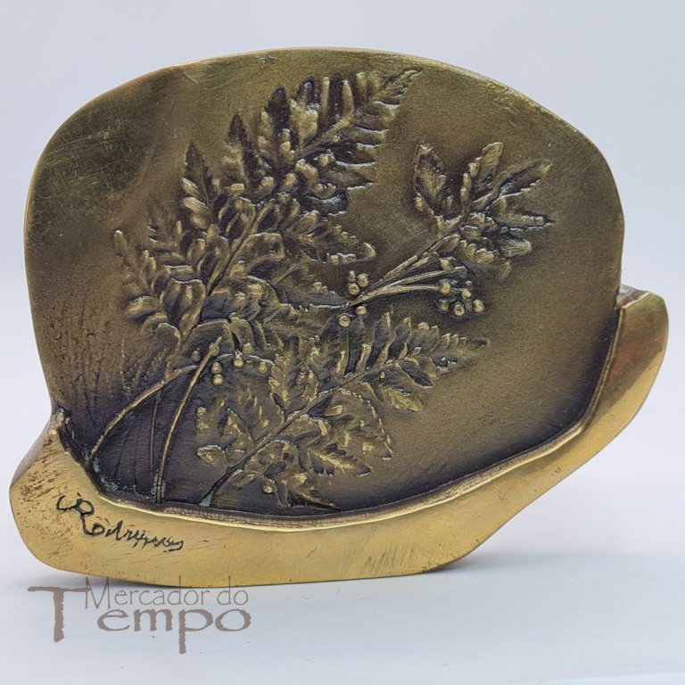 Medalhão em bronze, Arte, assinada José Rodrigues