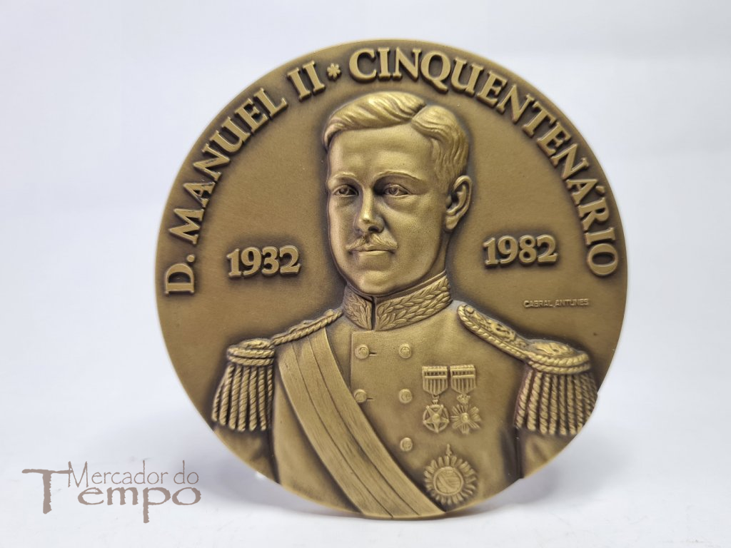 Medalhão em bronze comemorativo do Cinquentenário da morte de D.Manuel II 1932-1982