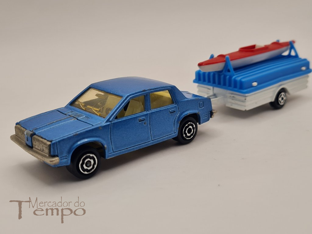 Miniatura Carro Oldsmobile + Atrelado com Caiaque Majorette. 