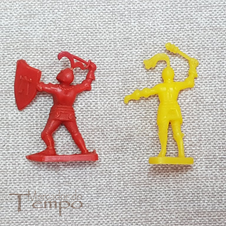 Medievais - duas figuras Medievais brindes gelados Neveiros anos 60