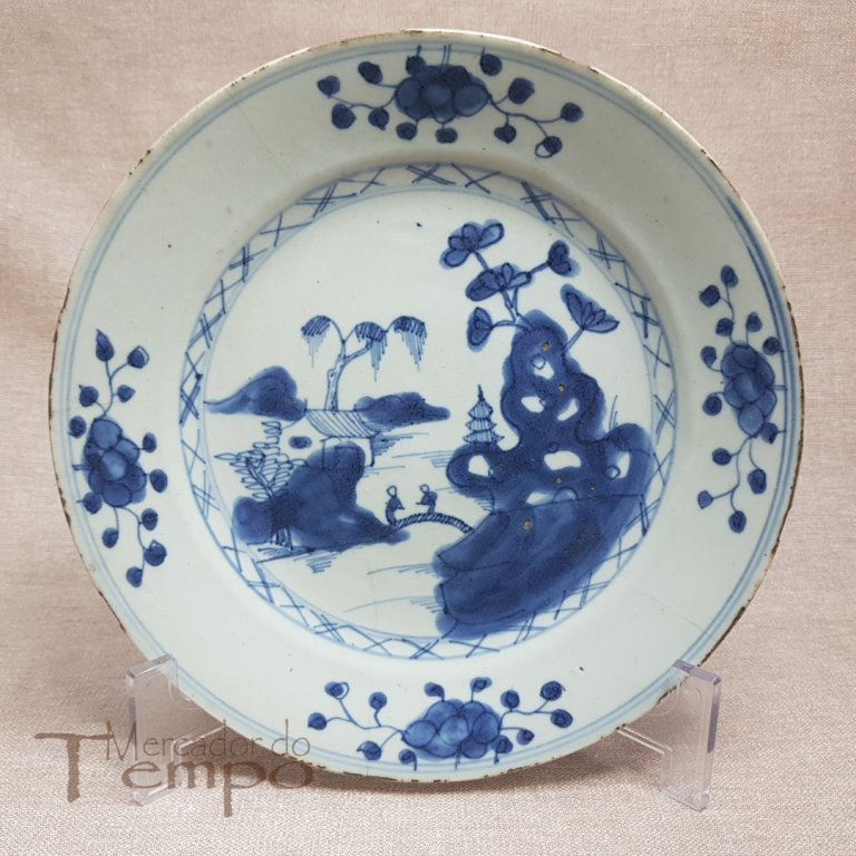 Prato raso em porcelana chinesa azul e branca Sec.XVIII