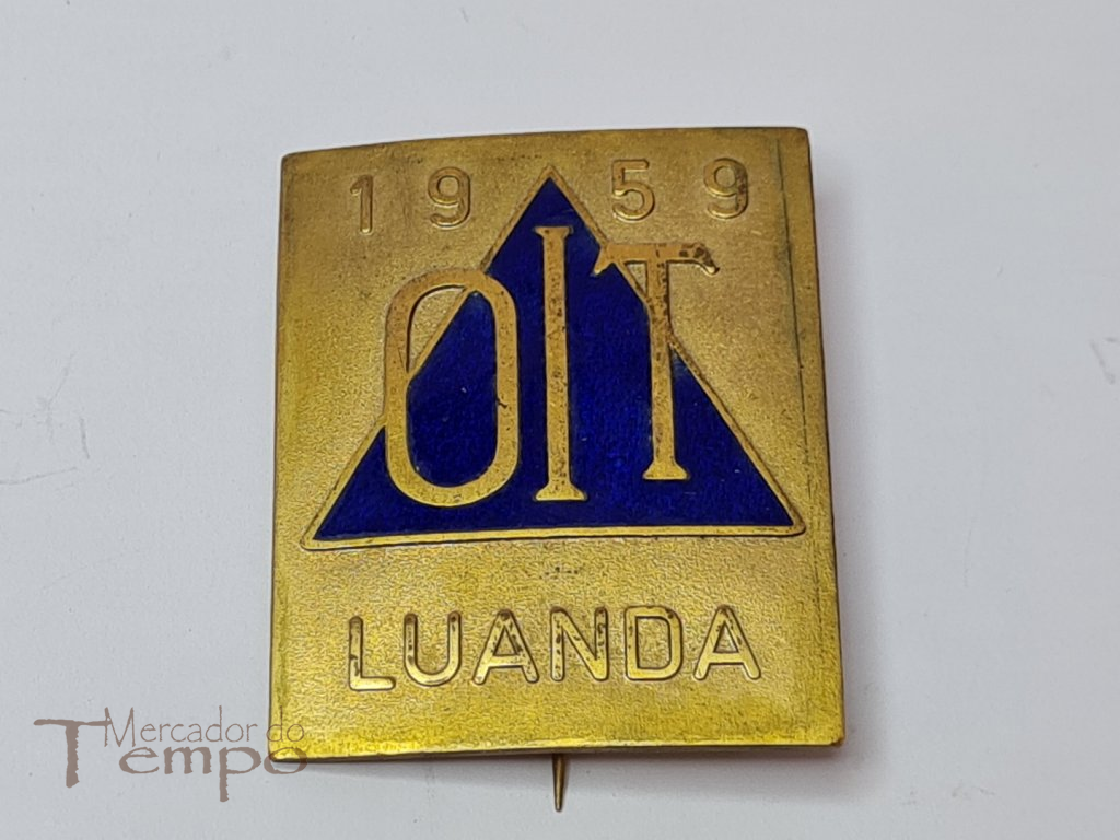 Crachá esmaltado O.I.T. ( Organização Internacional do Trabalho) Luanda 1959