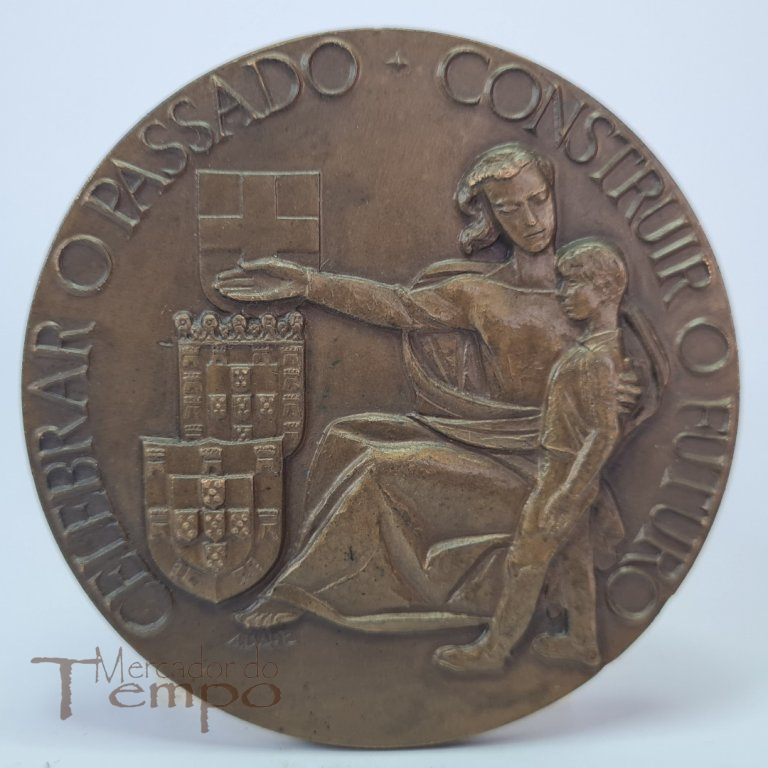 Medalha em bronze comemorativa do XL Aniversário da Revolução Nacional 1926-1966. Assinada: A. Duarte