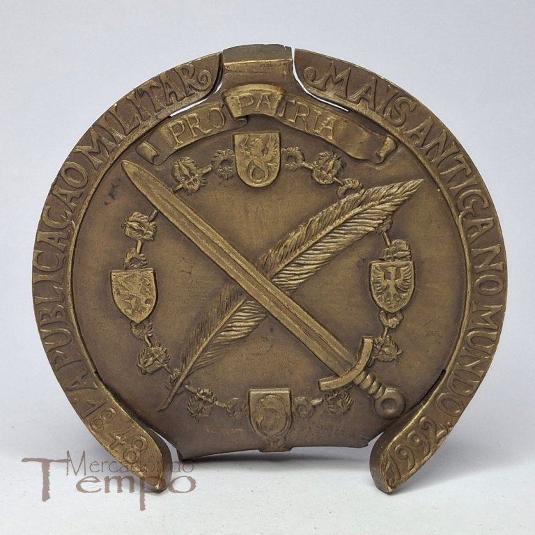 Medalha em bronze comemorativa dos 144 anos da Revista Militar