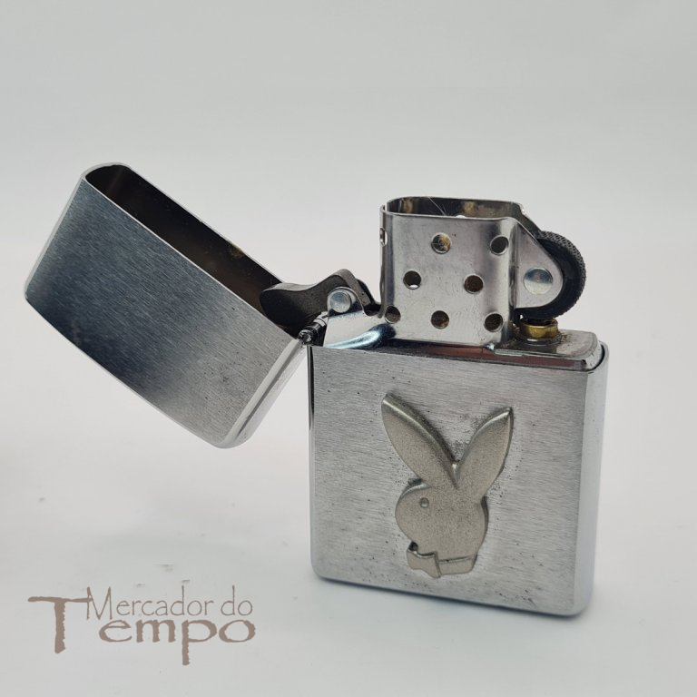 Isqueiro Zippo com simbolo da Playboy em relevo