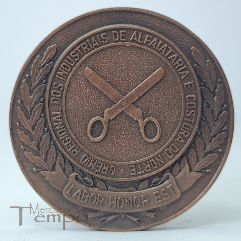 Medalha em cobre Grémio Regional dos Industriais de Alfaitaria e costura do Norte.