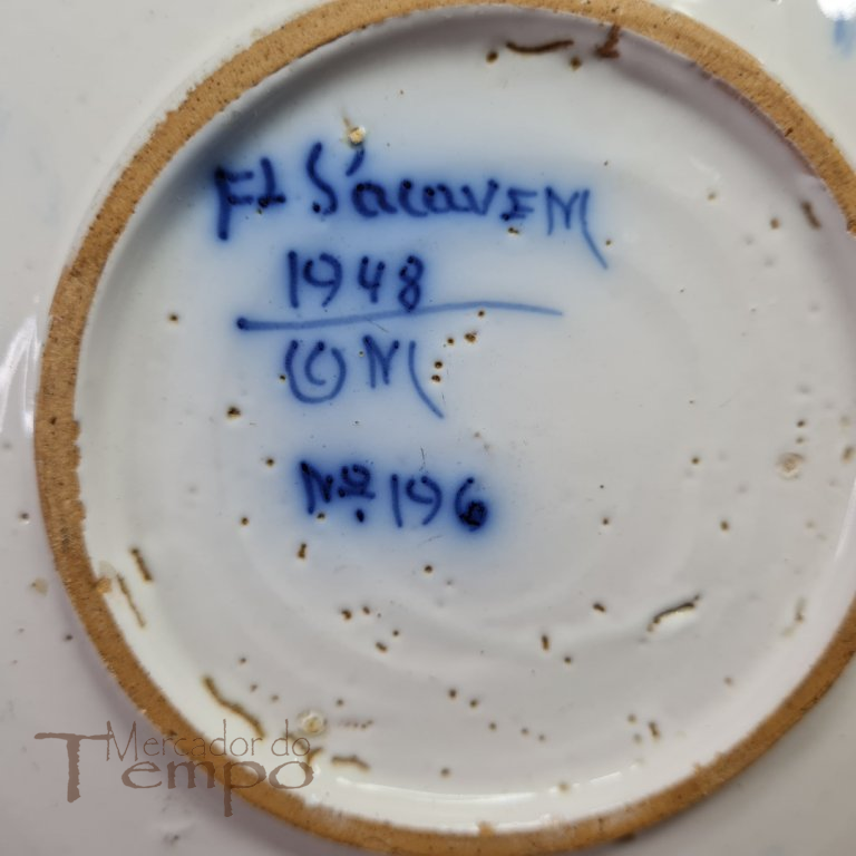 Prato da Fábrica de Loiça de Sacavém, pintado à mão, datado de 1948