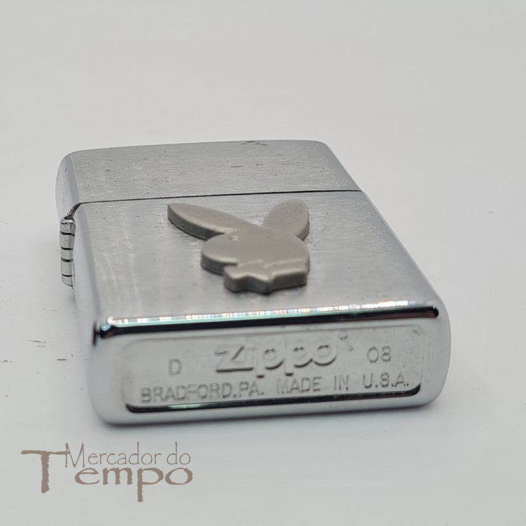 Isqueiro Zippo com simbolo da Playboy em relevo