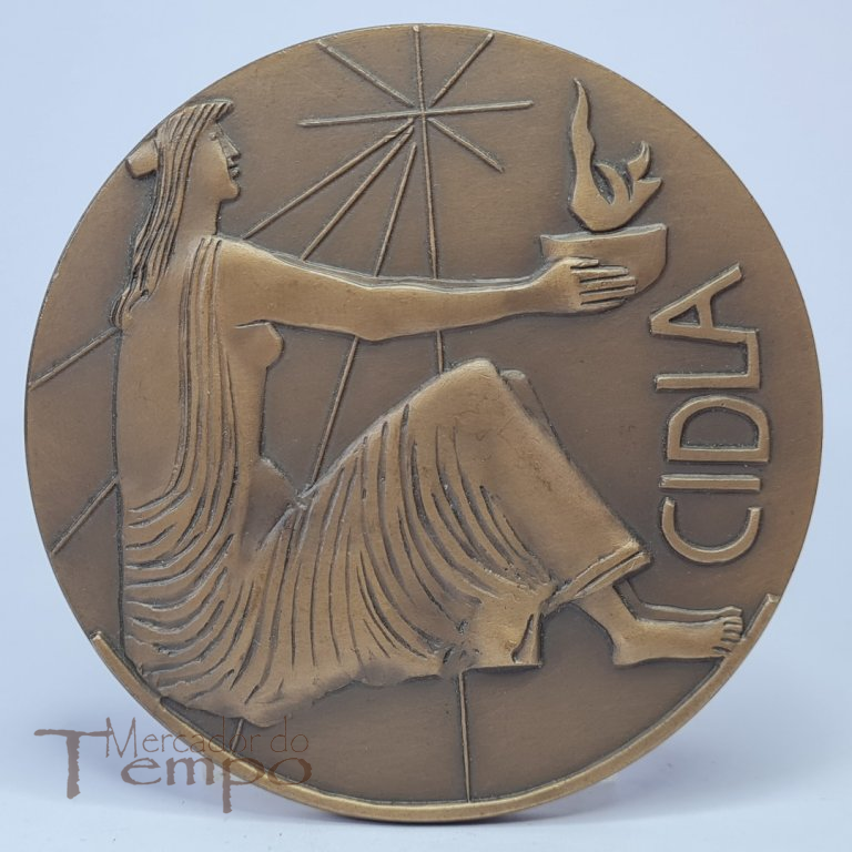 Medalha em bronze comemorativa dos 25 anos da CIDLA, 1964. A CIDLA foi uma empresa de Combustiveis Industrias e Domésticos criada pela Sacor em 1939. Assinada: Martins Correia.