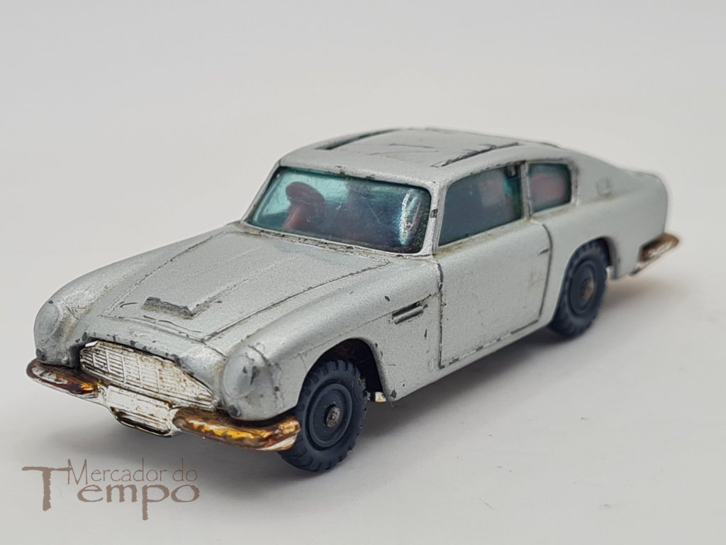 Miniatura de Carro 1/64 Husky Aston Martin James Bond. 