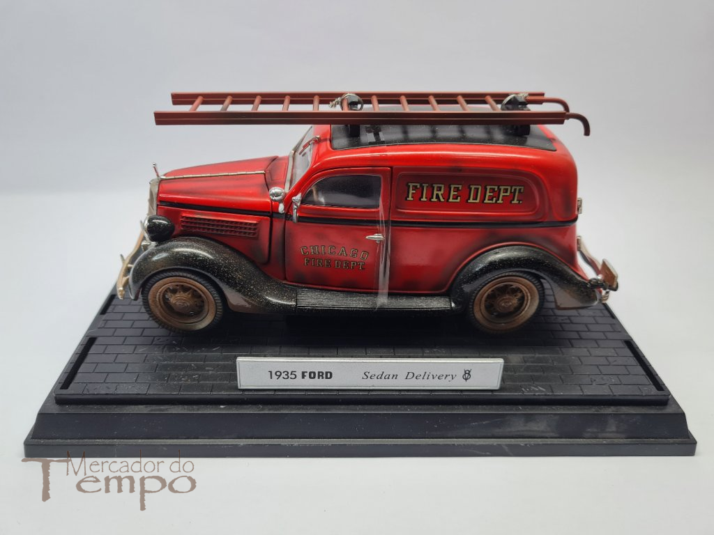Miniatura 1/24 Schuco Ford Chicago Fire Department 1935 com caixa