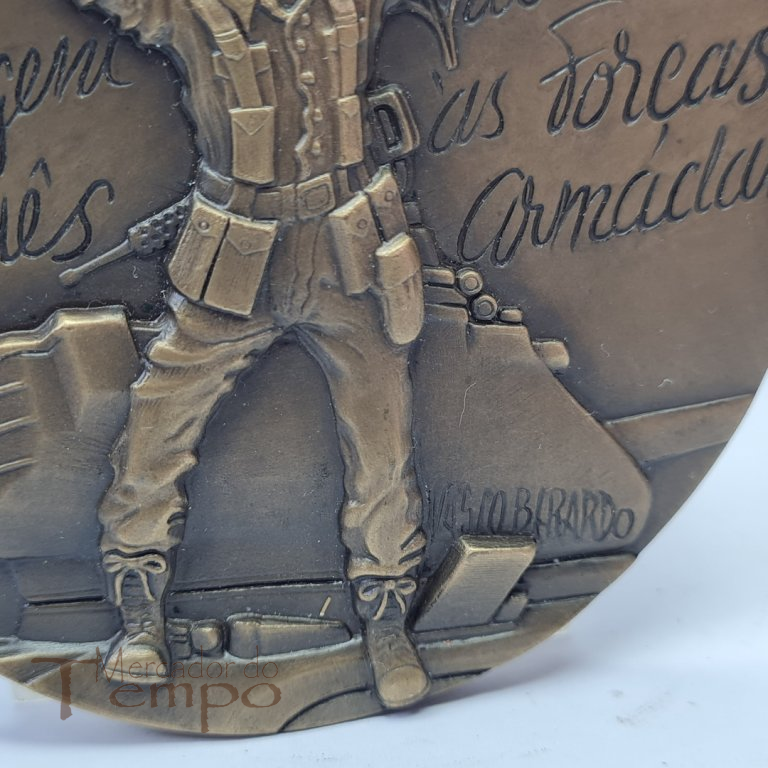Medalha em bronze Homenagem do Povo Português às Forças Armadas 