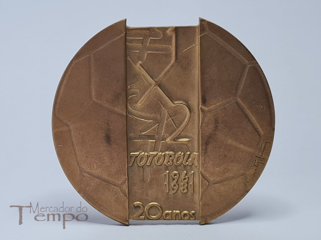 medalha em bronze , formato de bola, comemorativa dos 20 anos do Totobola 1961-1981