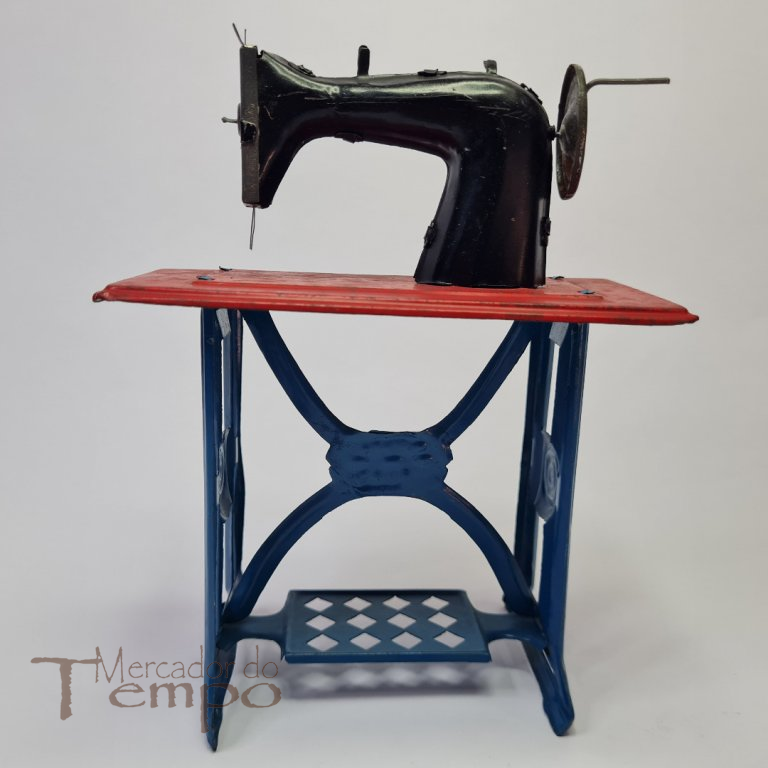Brinquedo Português Máquina de Costura em folha/chapa anos 70
