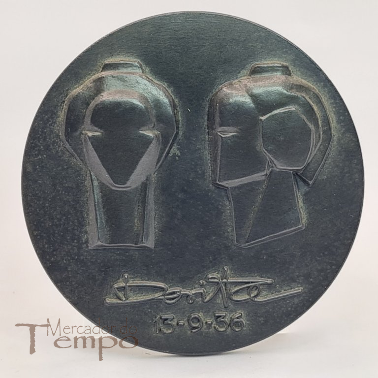 Medalha em bronze patinada de negro, Auto Retrato de Dorita de Castel Branco