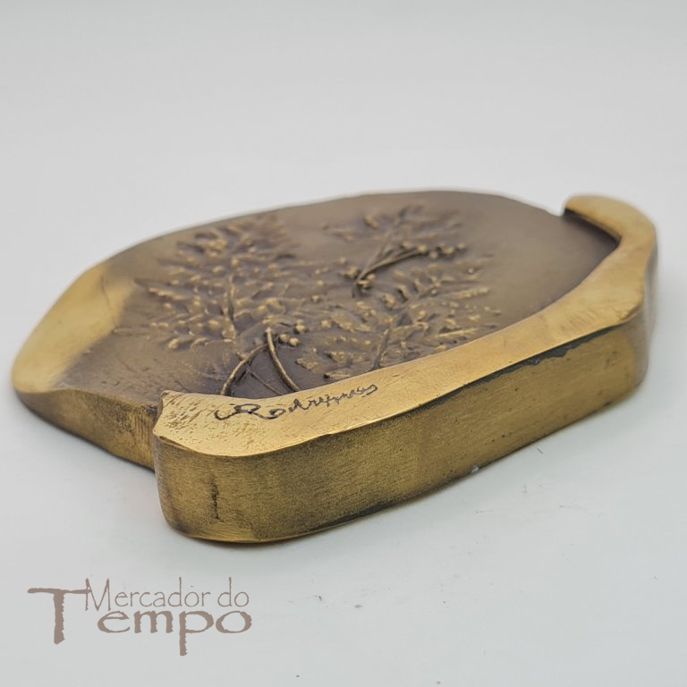 Medalhão em bronze, Arte, assinada José Rodrigues