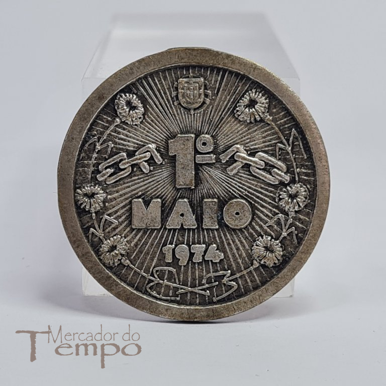 Medalha em metal prateado, comemorativa do 1º de Maio de 1974