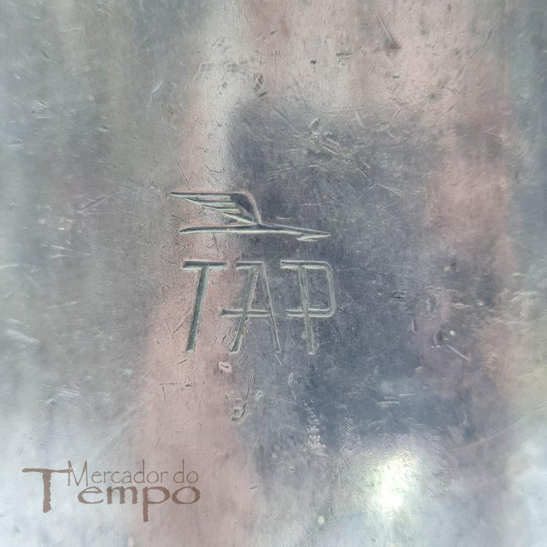  Leiteira de grande dimensão com simbolo da TAP, anos 50