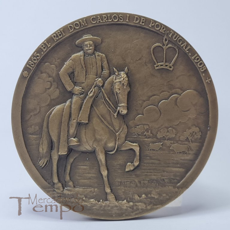 Medalha em bronze com o Rei D.Carlos I, comemorativa do Primeiro Centenário do Real Club Tauromachico Portuguez, 1892 – 1992. Diam.- 8cm. Assinada. 