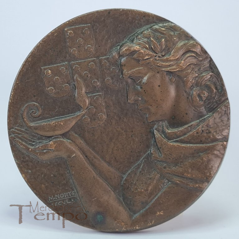 Medalha em bronze comemorativa do Cinquentenário do Ministério da Educação Nacional, 1913-1963. Assinada: M.Norte