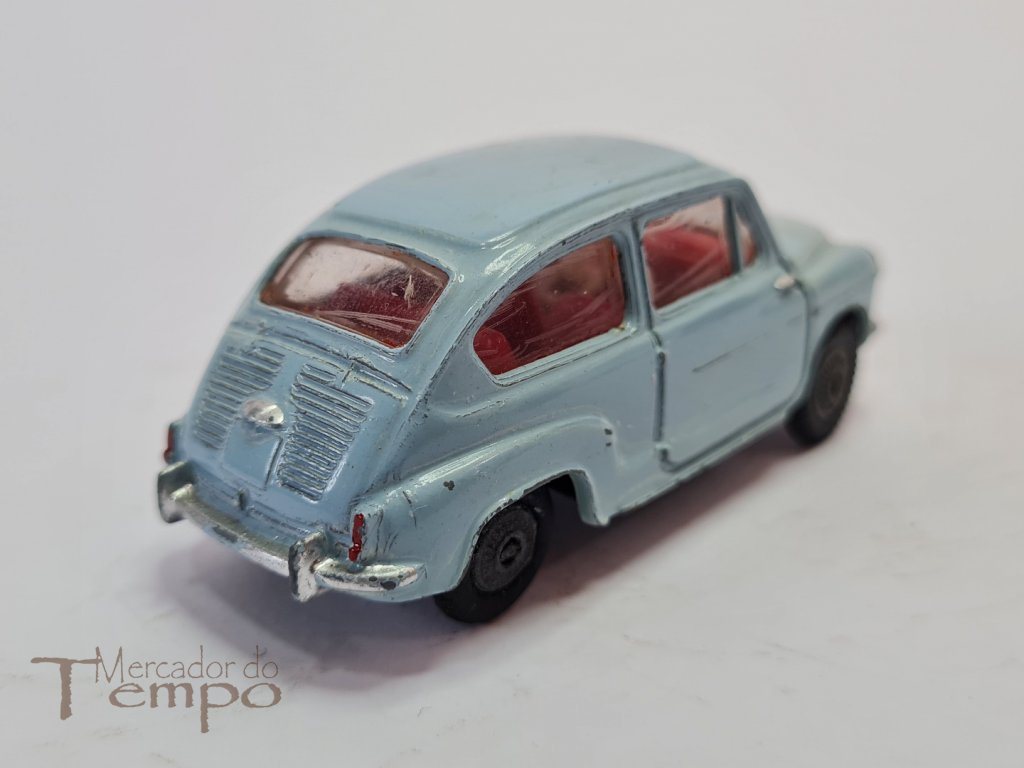 Miniatura Dinky Toys Fiat 600