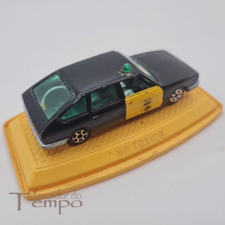 Miniatura carro 1/64 Pilen M-810 Chysler 150 Taxi Spain